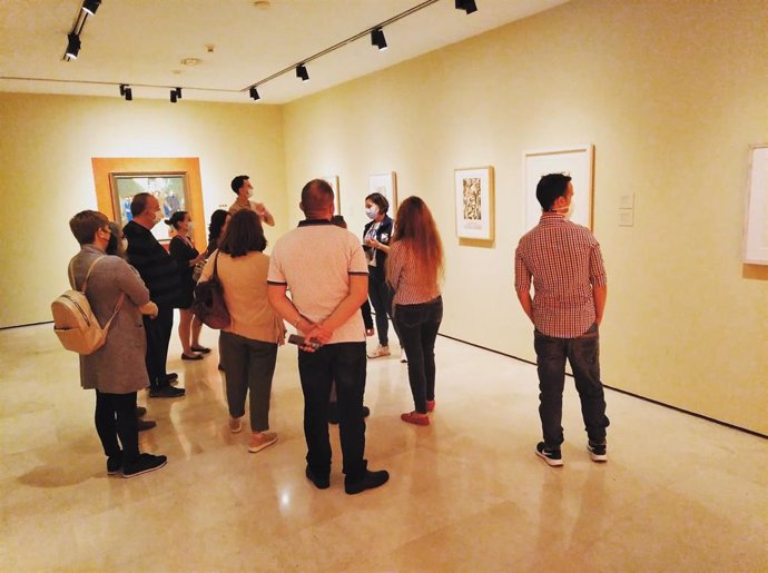 Visitantes en la exposición temporal 'Eugenio Chicano: a Pablo Picasso, dedico'