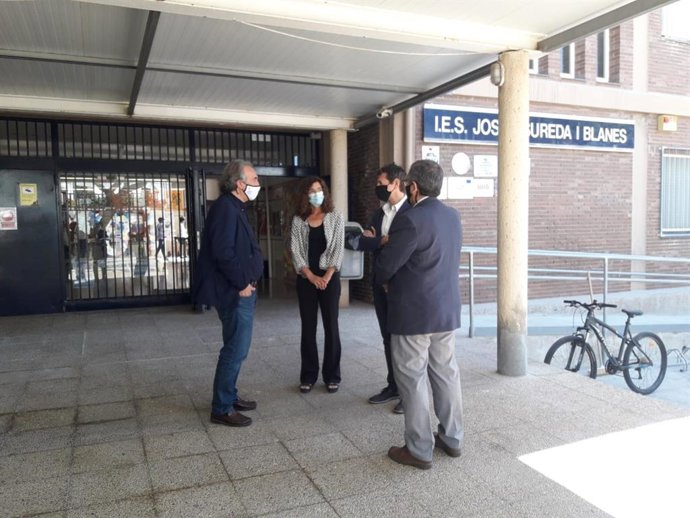 El conseller de Educación y Formación Profesional, Martí March, junto con el director general de Planificación, Ordenación y Centros, Antoni Morante, y el equipo directivo del IES Josep Sureda i Blanes en su visita al centro.