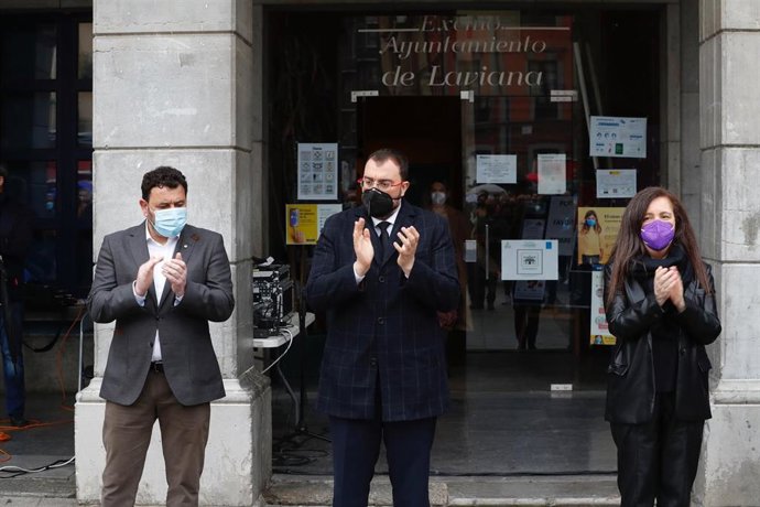 Adrián Barbón el en centro.