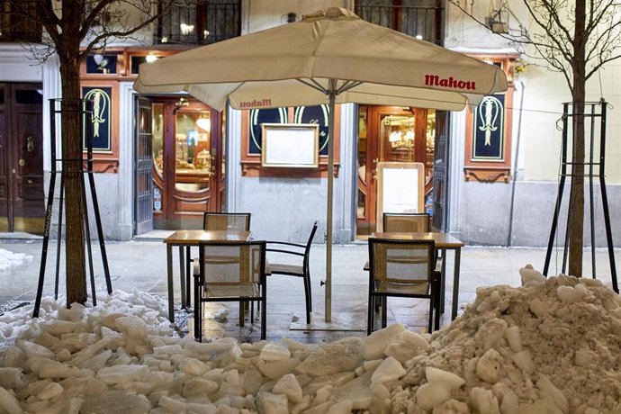 La terraza de un restaurante en la última noche del cierre de bares y restaurantes a las 23 horas, en Madrid (España).