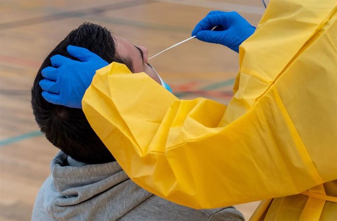 Archivo - Sanitarios trabajando durante las pruebas de cribado de covid-19 con test de antígenos en el pabellón deportivo de 'El Paraguas'. En Sevilla (Andalucía, España), a 28 de octubre de 2020.