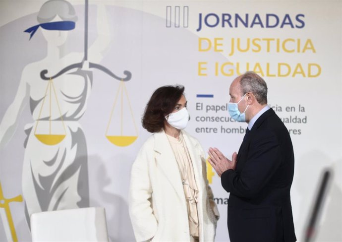 Archivo - La vicepresidenta primera y ministra de la Presidencia, Carmen Calvo, conversando con el ministro de Justicia, Juan Carlos Campo