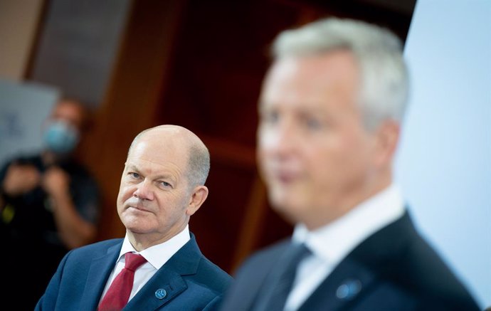Archivo - 11 September 2020, Berlin: Bruno Le Maire (R), French Minister of Economy and Finance, and Olaf Scholz, German Minister of Finance, address the media on the sidelines of the EU Informal Meeting of Ministers for Economic and Financial Affairs. 
