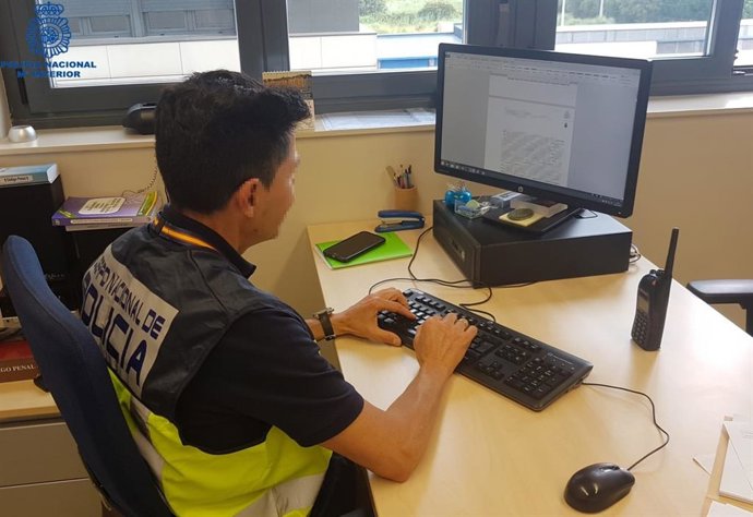 Archivo - Agente Policía Nacional