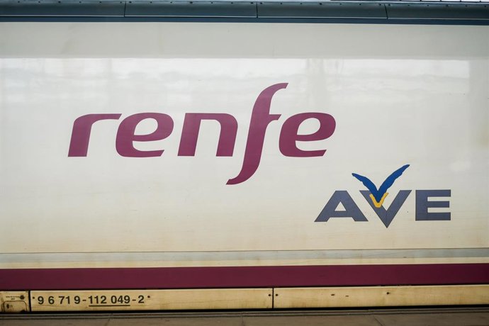Archivo - Vagón de un tren AVE de Renfe en las vías de la Estación de Atocha