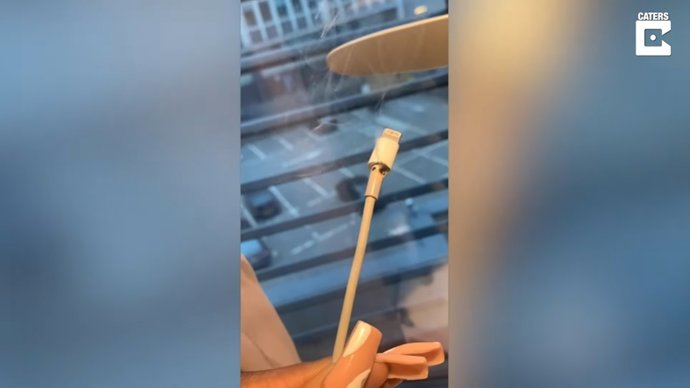 Un cargador de teléfono explotó y una chispa saltó en el ojo de una estudiante