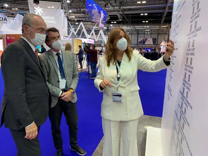 El alcalde, Francisco de la Torre; junto a Rosa Sánchez, concejala de Turismo; y Francisco Quereda, del Málaga Convention Bureau en Fitur