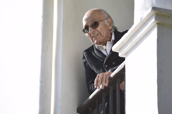 Archivo - El poeta valenciano celebra en su casa que se le ha otorgado el Premio Cervantes 2019, en la partida de l'Elca