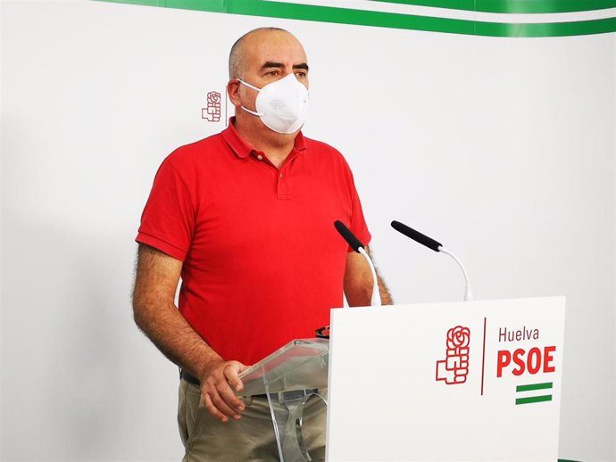 El responsable de Organización del PSOE de Huelva, Inocencio Forcén, en rueda de prensa.