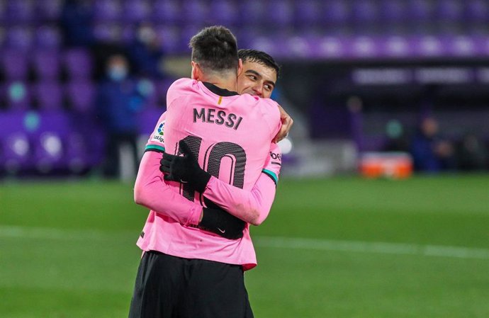 Archivo - Lionel Messi of FC Barcelona celebrates a goal with Pedro Gonzalez Lopez "Pedri" of FC Barcelona during La Liga football match played between Real Valladolid and FC Barcelona at Jose Zorrilla stadium on December 22, 2020 in Valladolid, Spain.