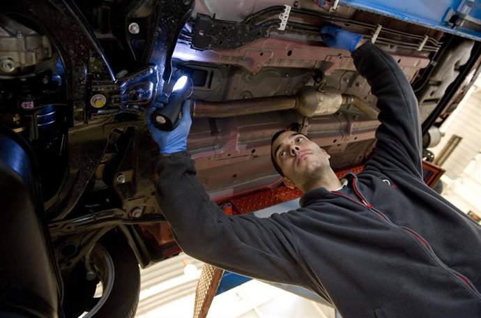 Archivo - Imagen de un taller de vehículos.