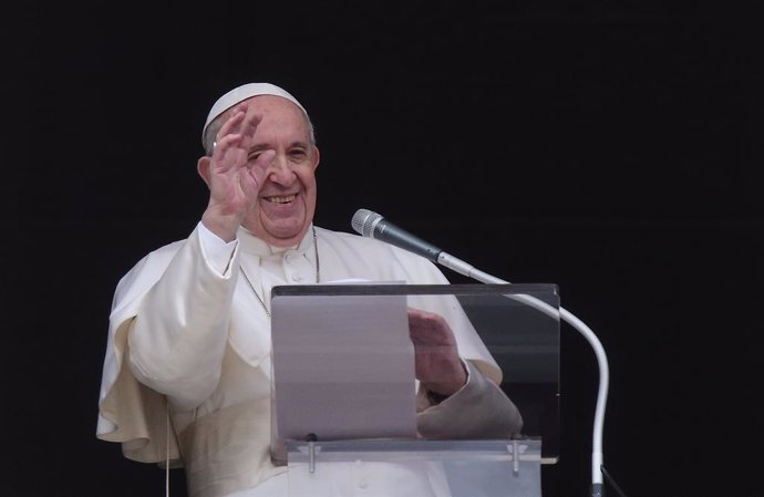 16 May 2021, Vatican, Vatican City: Pope Francis delivers Regina Caeli prayer form the window overlock St. Peter's Square at the Vatican. Photo: Evandro Inetti/ZUMA Wire/dpa