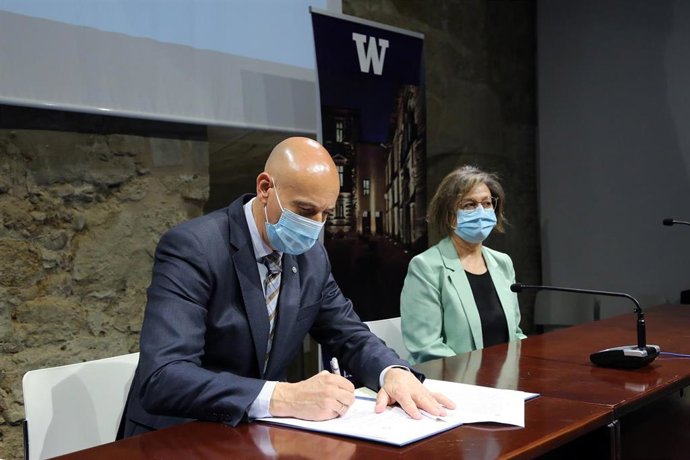 El alcalde de León José Antonio Diez, en la firma del convenio con la Universidad de Washington junto a la concejal de Acción y Promoción Cultural, Evelia Fernández.
