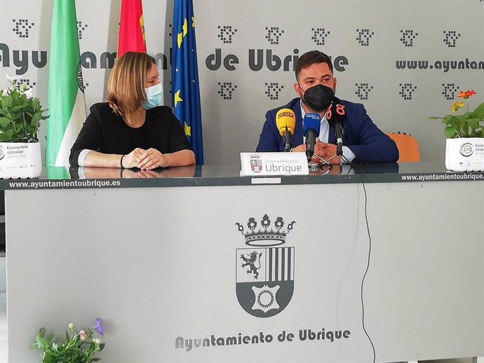 El delegado territorial de Turismo, Regeneración, Justicia y Administración Local de la Junta en Cádiz, Miguel Rodríguez, junto a la alcaldesa de Ubrique, Isabel Gómez.