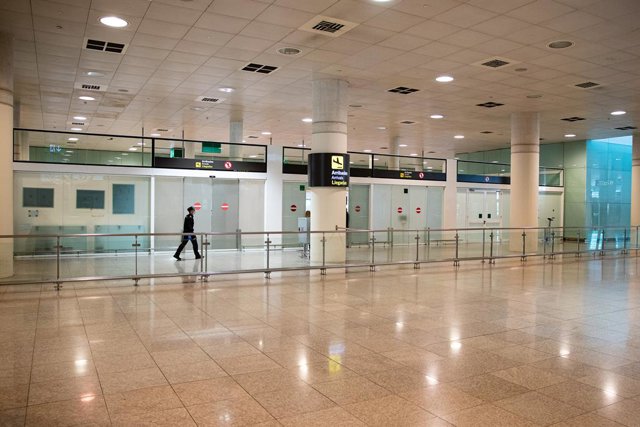 Archivo - Arxiu - Un passatger a l'Aeroport del Prat de Barcelona.