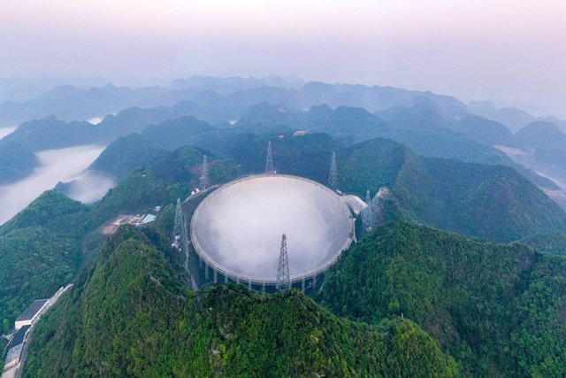 Foto aérea tomada el 31 de marzo de 2021 muestra el radiotelescopio esférico de apertura de quinientos metros (FAST) de China en la provincia de Guizhou, suroeste de China.
