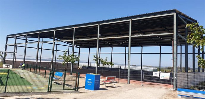 La Diputación de Cáceres realiza obras en la pedanía de Valrío donde se ha cubierto la pista deportiva a través del Plan Activa