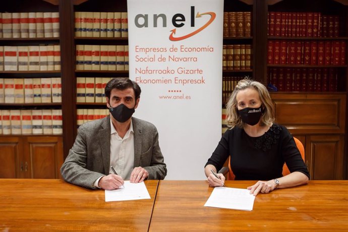 Ignacio Ugalde, presidente de ANEL, e Izaskun Goñi, directora general de Política de Empresa, Proyección Internacional y Trabajo, en la firma del convenio.