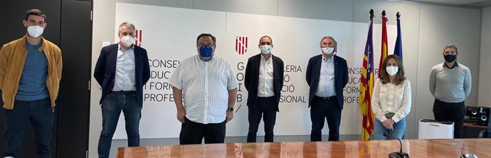 El conseller de Educación y Formación Profesional, Martí March, y el director general de Formación Profesional y Enseñanzas Artísticas Superiores, Antoni Baos, en la presentación del nuevo ciclo de FP de grado superior de Diseño y amueblamiento.