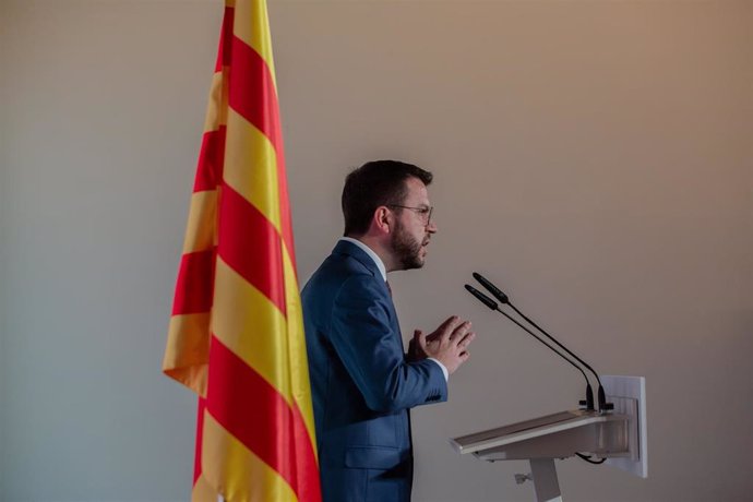 Archivo - El vicepresidente de la Generalitat en funciones y candidato de ERC a la Presidencia, Pere Aragons, en una conferencia para exponer las prioridades y principales líneas del próximo Govern. Archivo