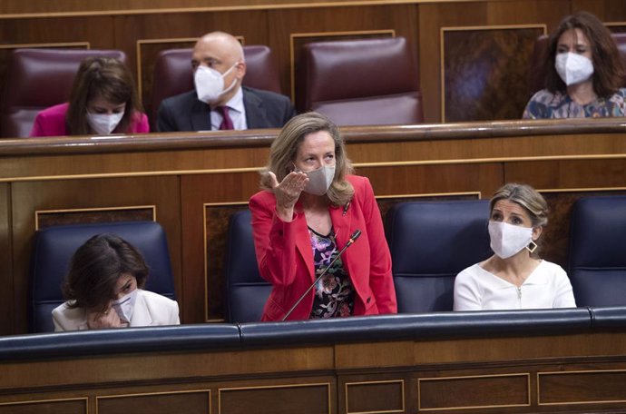 La ministra de Asuntos Económicos y Transformación Digital, Nadia Calviño, interviene en una sesión de control al Gobierno, a 19 de mayo de 2021, en el Congreso de los Diputados, Madrid, (España). Entre otras cuestiones, este pleno está marcado por la c