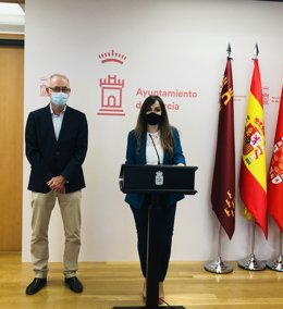 El concejal Antonio Navarro y la portavoz del Grupo Municipal Popular, Rebeca Pérez