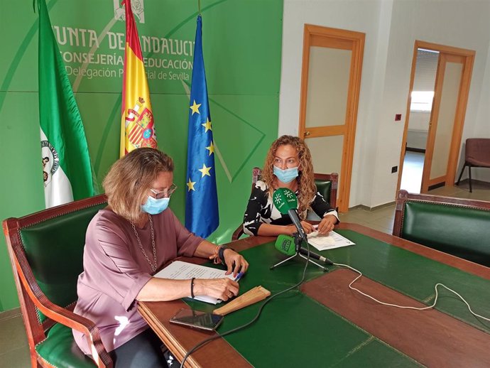 A la derecha de la imagen, Marta Escrivá junto a la delegada popular de Salud Regina Serrano