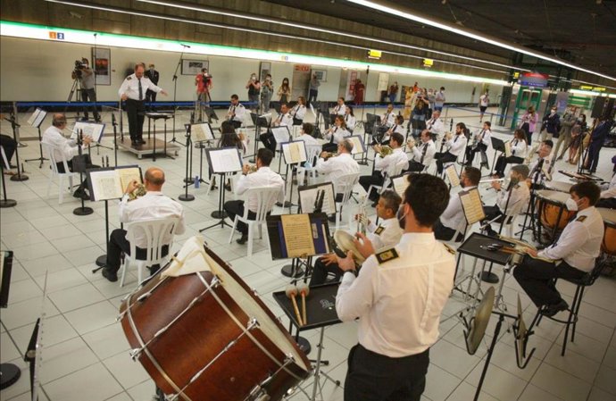 Concierto en una estación del metro de Málaga con motivo del aniversario de los hospitales General y Materno Infantil
