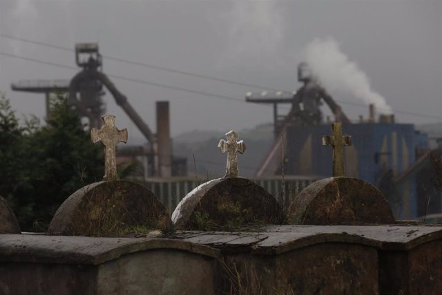 Archivo - Vista de la fábrica de acero de ArcelorMittal en Gijón