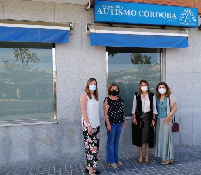 La secretaria general de Familias, Ana Mata (segunda por la dcha.), y la delegada de Salud y Familias, María Jesús Botella (dcha.), visitan Autismo Córdoba.
