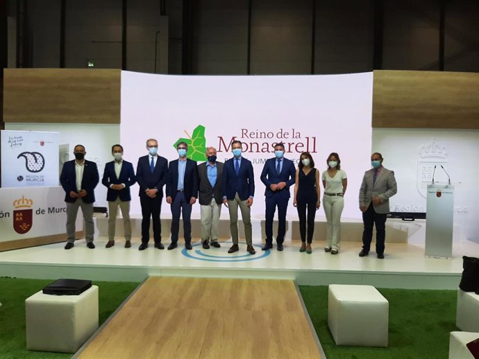 Los consejeros de Presidencia, Turismo y Deportes, Marcos Ortuño, y de Agua, Agricultura, Ganadería, Pesca y Medio Ambiente, Antonio Luengo, junto con representantes de las rutas del vino y las denominaciones de origen de la Región