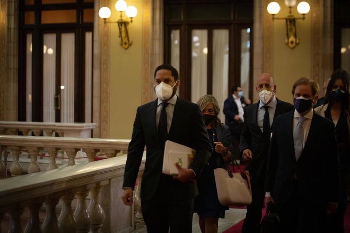 El líder de Vox en el Parlament, Ignacio Garriga, y diputados de la formación el 21 de mayo de 2021.