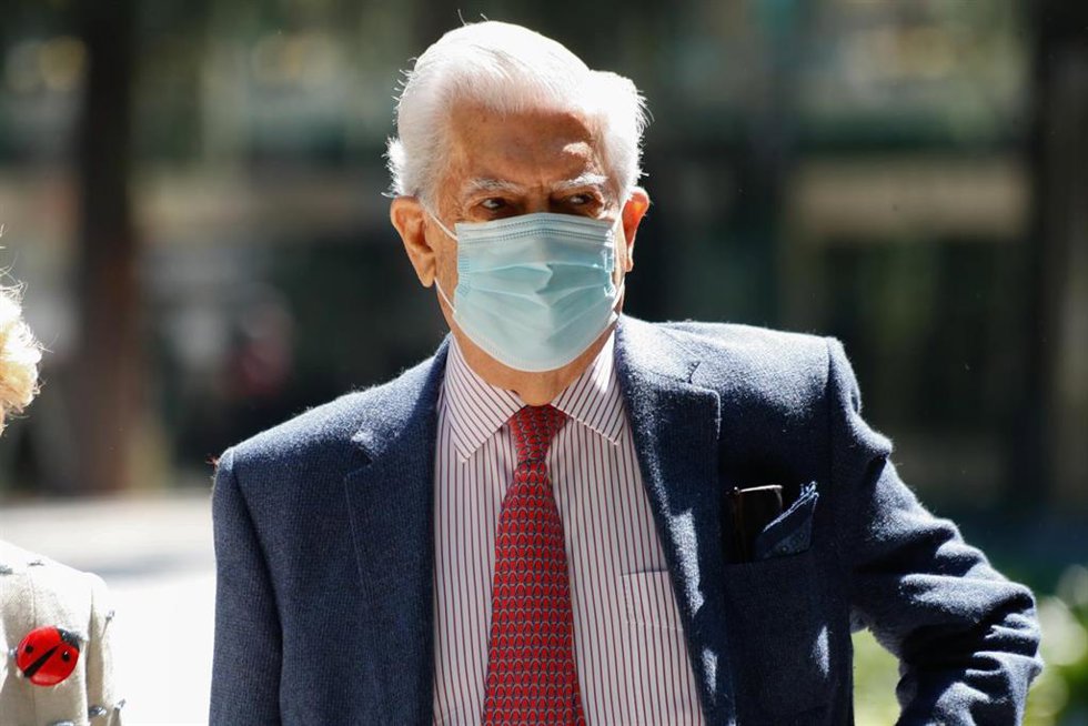 El escritor Mario Vargas Llosa acude a la presentación del libro Sin complejos, en la Biblioteca Municipal Eugenio Trías