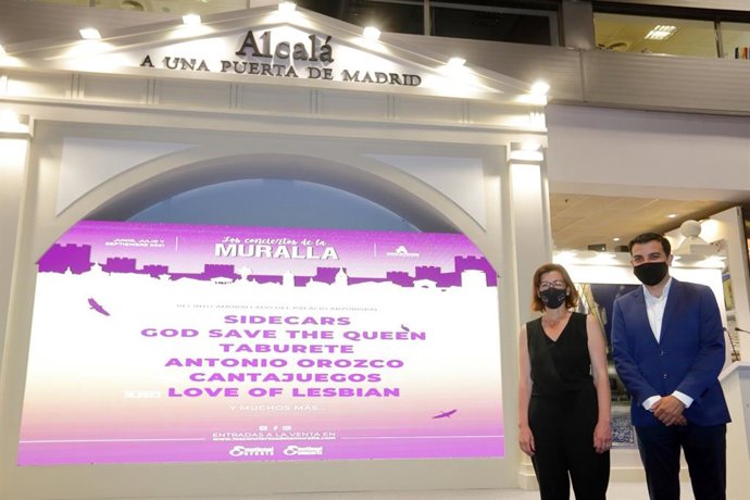 La concejala de Cultura del Ayuntamiento de Alcalá de Henares, María Aranguren, ha presentado n el stand de la cuidad en Fitur y acompañada por José Antonio Torrano, responsable de la empresa Emotional Events, un avance de Los Conciertos de la Muralla.
