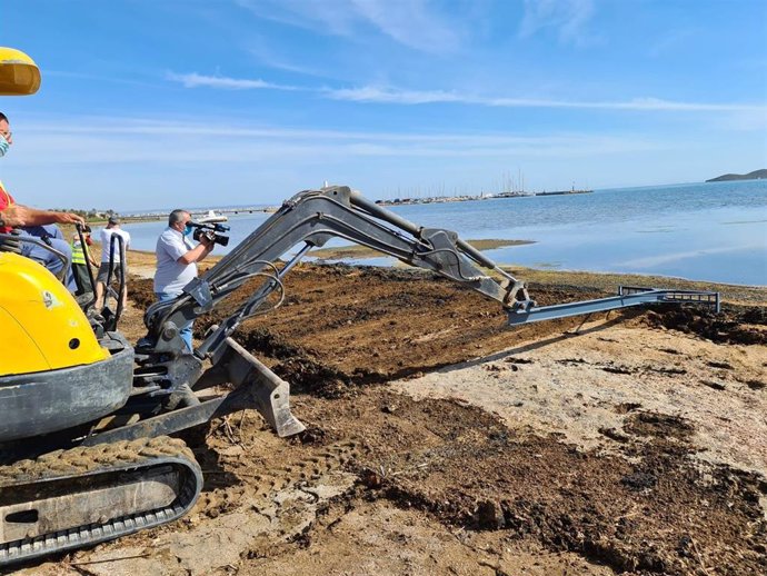 Primera jornada de trabajo de una nueva máquina de retirada de biomasa a la que ha recurrido la Comunidad Autónoma para acelerar los trabajos de limpieza de algas y biomasa en las playas de Estrella de Mar y Los Urrutias.