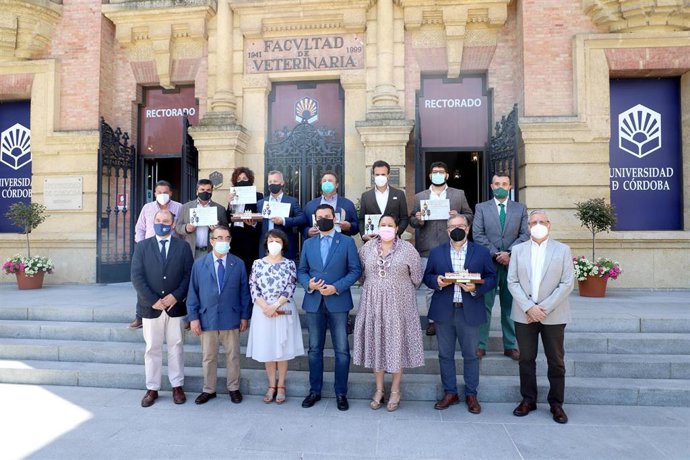 La presidenta del Instituto Provincial de Desarrollo Económico de la Diputación de Córdoba, Dolores Amo (tercera por la dcha.), junto a otras autoridades y premiados, en la entrega de los premios Premios Mezquita.