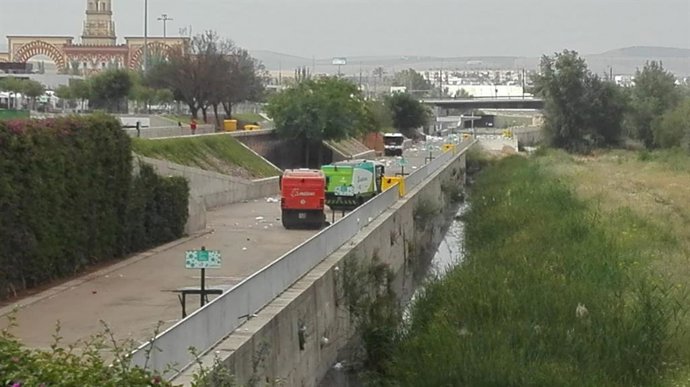 Archivo - Vehículos de Sadeco limpiando restos de un botellón en el Balcón del Guadalquivir, junto a El Arenal.
