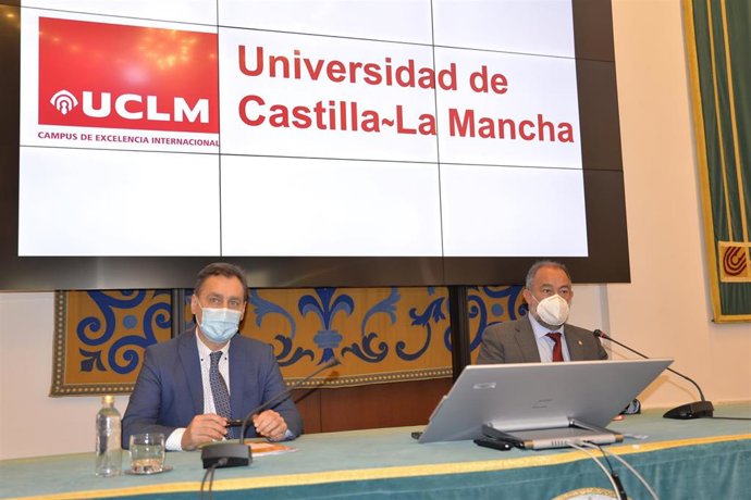 El rector de la UCLM, Julián Garde, y el delegado del Gobierno en Castilla-La Mancha, Francisco Tierraseca, en rueda de prensa.