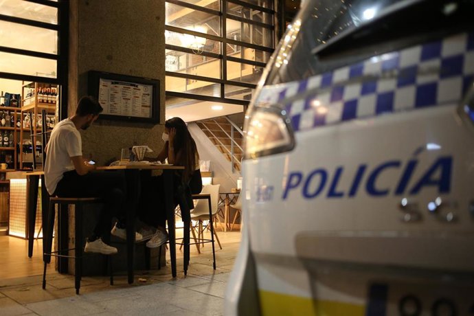 Un chico y una chica en la terraza de un restaurante 