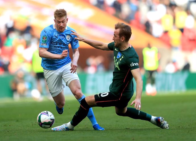 25 April 2021, United Kingdom, London: Tottenham Hotspur's Harry Kane (R) and Manchester City's Kevin De Bruyne battle for the ball during the English Carabao Cup Final soccer match between Manchester City and Tottenham Hotspur at Wembley Stadium. Photo