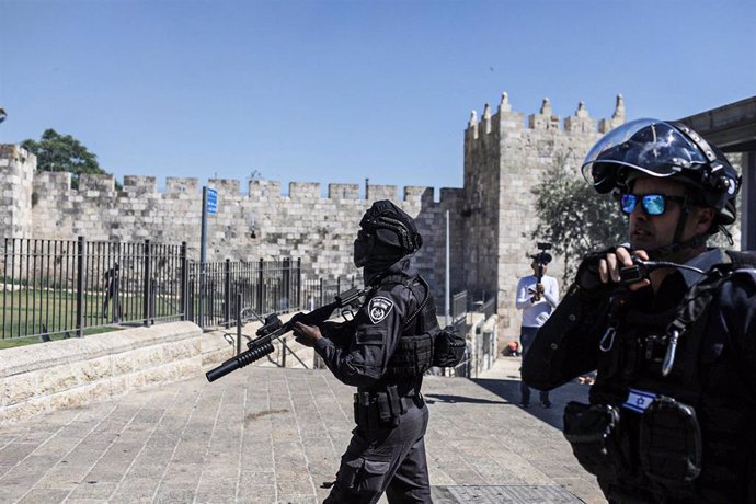 Agentes de las fuerzas de seguridad de Israel tras una protesta cerca de la Puerta de Damasco, en Jerusalén