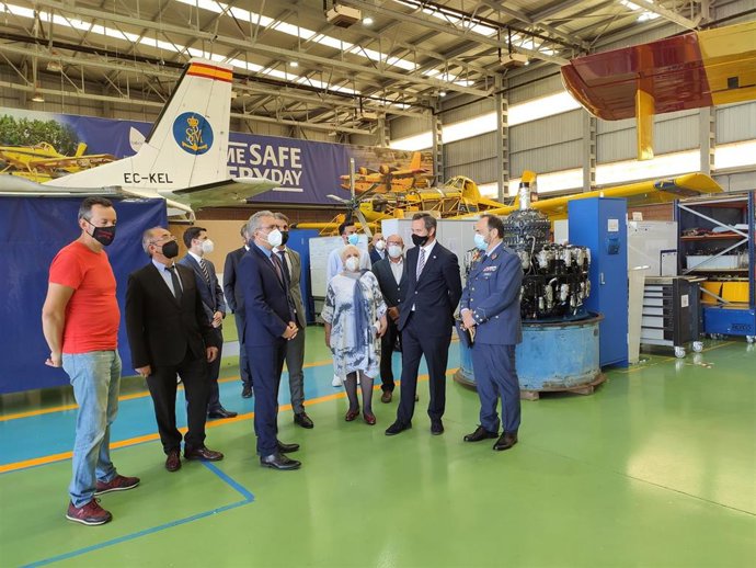 Javier Izquierdo, al frente del grupo, en su visita al aeropuerto de Salamanca para participar en el homenaje al piloto de Babilafuente fallecido en 2020.