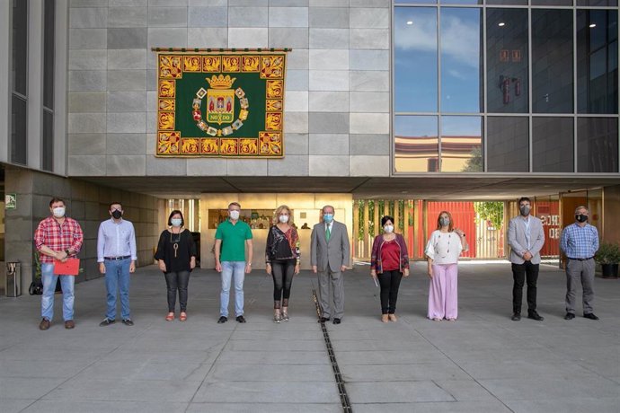 Villalobos con los alcaldes del proyecto de Edificios de Consumo Energético Casi Nulo, en la Diputación