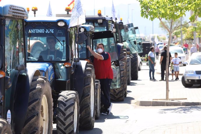 Un hombre subido a su tractor en una tractorada en defensa del trasvase Tajo-Segura, a 15 de mayo de 2021, en Murcia (España). Organizada por el Círculo del Agua, regantes, empresarios y el sector agrario de la Región, de Almería y de Alicante se han co