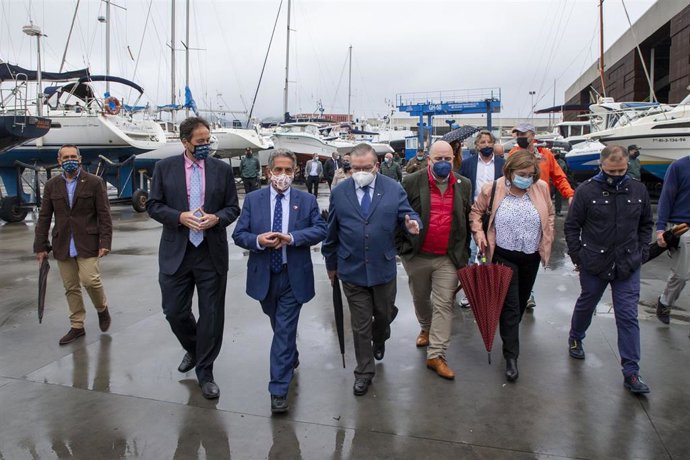 El presidente de Cantabria, Miguel Ángel Revilla; el consejero de Obras Públicas, José Luis Gochicoa; y la alcaldesa de Laredo, Rosario Losa, entre otros, en la inauguración del nuevo edificio para usos múltiples del puerto de Laredo