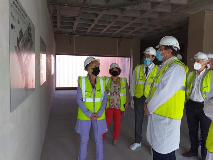 La consejera de Sanidad, Verónica Casado, (i) durante la visita a las obra de la UCI de aislamiento de alto nivel.