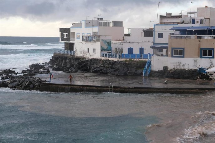 Archivo - Fuerte lluvia en el norte de Fuerteventura con motivo de la llegada de un temporal a la isla, en El Cotillo, Fuerteventura, Canarias, (España), a 5 de febrero de 2021. El temporal, una profunda vaguada atlántica, llegó el pasado miércoles a la