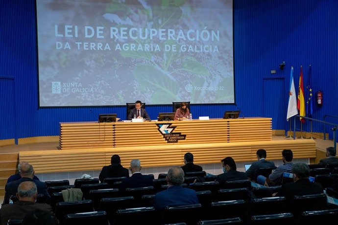 El conselleiro do Medio Rural, José González, acompañado por la directora xeral da Axencia Galega de Desenvolvemento Rural, Inés Santé, en una jornada sobre la ley de recuperación de tierra agraria
