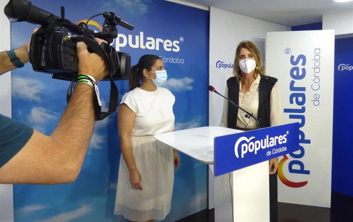 Ana Mata (dcha.) y Beatriz Jurado en la sede del PP de Córdoba.