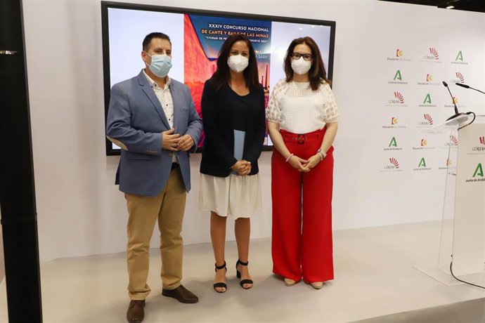 La delegada de Turismo en la Diputación de Córdoba, Inmaculada Silas (dcha.), en la presentación del Guadiato en Fitur.